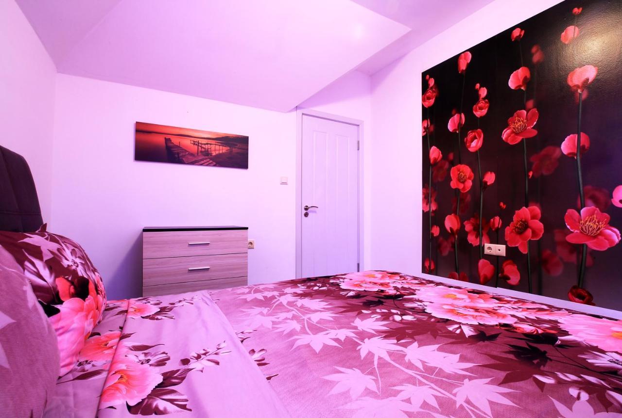 Modern Delux Apartments In Flowers&Pool Private Complex Baltsjik Buitenkant foto